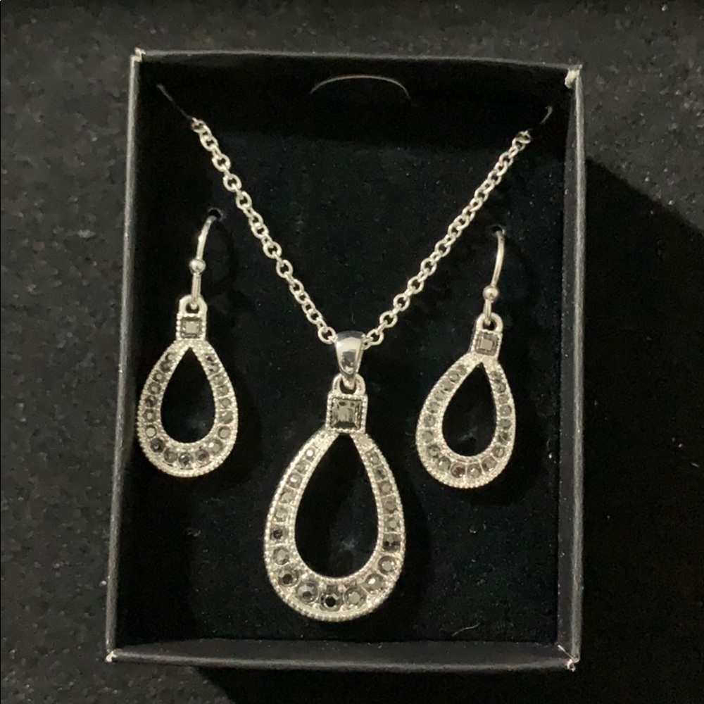 Glittering teardrop necklace set